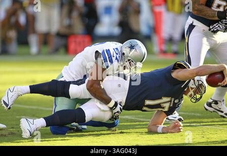 18 août 2012 - San Diego, CA, États-Unis - le quarterback Philip Rivers (17 ans) des Chargers de San Diego est limogé Victor Butler, linebacker des Dallas Cowboys, dans le premier quart de la pré-saison de la NFL au Qualcomm Stadium de San Diego, Californie, le samedi 18 août 2012. (Crédit image : © Ron Jenkins/Fort Worth Star-Telegram/MCT/ZUMAPRESS.com) Banque D'Images