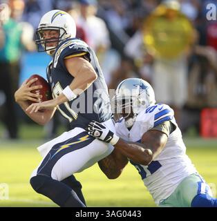 18 août 2012 - San Diego, CA, États-Unis - le quarterback Philip Rivers (17 ans) des Chargers de San Diego est limogé Victor Butler, linebacker des Dallas Cowboys, dans le premier quart de la pré-saison de la NFL au Qualcomm Stadium de San Diego, Californie, le samedi 18 août 2012. (Crédit image : © Ron Jenkins/Fort Worth Star-Telegram/MCT/ZUMAPRESS.com) Banque D'Images