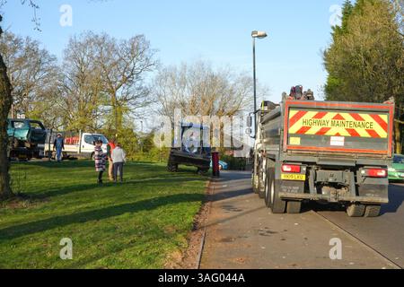 Vardon Way, Kings Norton, Birmingham, 8 avril 2025 : le conseil municipal de Birmingham a enlevé 10 tonnes de déchets après que des bennes à mouches illégales ont été prises en train de jeter leurs déchets pendant la nuit. Deux camions à benne basculante, plusieurs camions-bennes et un tracteur ont été utilisés pour déblayer la pile vers 6 heures du matin mardi matin, les gens se sont rendus à Vardon Way dans la région de Kings Norton à Birmingham lundi soir pour se débarrasser de leurs déchets. Les gens sont arrivés dans des voitures et à pied pour déverser leurs déchets après que le conseil municipal de Birmingham a libéré les emplacements de leurs centres mobiles de déchets ménagers et cet emplacement a été donné pour mardi 8th A. Banque D'Images