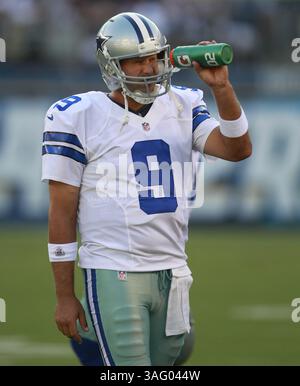 18 août 2012 - San Diego, CA, États-Unis - Tony Romo (9), le quarterback des Dallas Cowboys, se refroidit lors d'une pause du premier quart-temps contre les Chargers de San Diego lors de l'action de pré-saison de la NFL au Qualcomm Stadium de San Diego, Californie, le samedi 18 août 2012. (Crédit image : © Ron Jenkins/Fort Worth Star-Telegram/MCT/ZUMAPRESS.com) Banque D'Images