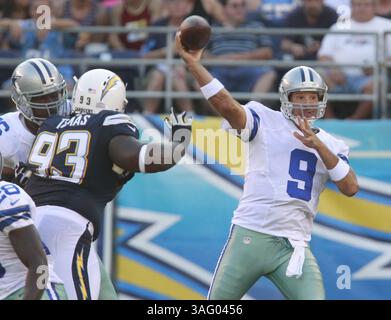 18 août 2012 - San Diego, CA, États-Unis - Tony Romo (9 ans), le quarterback des Dallas Cowboys, s'attaque au premier quart-temps contre les Chargers de San Diego lors de l'action de pré-saison de la NFL au Qualcomm Stadium de San Diego, Californie, le samedi 18 août 2012. (Crédit image : © Ron Jenkins/Fort Worth Star-Telegram/MCT/ZUMAPRESS.com) Banque D'Images
