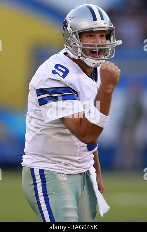 18 août 2012 - San Diego, CALIFORNIE, États-Unis - Tony Romo, quarterback des Dallas Cowboys, célèbre le premier quart-temps contre les Chargers de San Diego dans la pré-saison de la NFL au Qualcomm Stadium de San Diego, Californie, le samedi 18 août 2012. (Crédit image : © Ron Jenkins/Fort Worth Star-Telegram/MCT/ZUMAPRESS.com) Banque D'Images