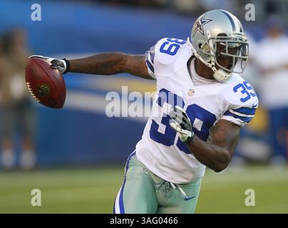 18 août 2012 - San Diego, CA, États-Unis - Brandon Carr, l'arrière défensif des Dallas Cowboys, effectue une interception au deuxième quart-temps contre les Chargers de San Diego lors de l'action de pré-saison de la NFL au Qualcomm Stadium de San Diego, Californie, le samedi 18 août 2012. (Crédit image : © Ron Jenkins/Fort Worth Star-Telegram/MCT/ZUMAPRESS.com) Banque D'Images