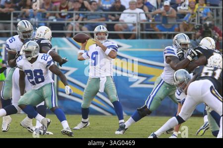 18 août 2012 - San Diego, CA, États-Unis - Tony Romo (9 ans), quarterback des Dallas Cowboys, bénéficie d'une protection contre ses hommes de ligne lors du premier quart-temps contre les Chargers de San Diego lors de l'action de pré-saison de la NFL au Qualcomm Stadium de San Diego, Californie, le samedi 18 août 2012. (Crédit image : © Ron Jenkins/Fort Worth Star-Telegram/MCT/ZUMAPRESS.com) Banque D'Images
