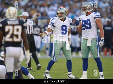 18 août 2012 - San Diego, CA, États-Unis - Tony Romo (9 ans), quarterback des Dallas Cowboys, et John Phillips (89 ans), lors de la pré-saison de la NFL contre les Chargers de San Diego au Qualcomm Stadium de San Diego, Californie, le samedi 18 août 2012. (Crédit image : © Ron Jenkins/Fort Worth Star-Telegram/MCT/ZUMAPRESS.com) Banque D'Images