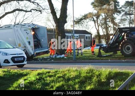Vardon Way, Kings Norton, Birmingham, 8 avril 2025 : le conseil municipal de Birmingham a enlevé 10 tonnes de déchets après que des bennes à mouches illégales ont été prises en train de jeter leurs déchets pendant la nuit. Deux camions à benne basculante, plusieurs camions-bennes et un tracteur ont été utilisés pour déblayer la pile vers 6 heures du matin mardi matin, les gens se sont rendus à Vardon Way dans la région de Kings Norton à Birmingham lundi soir pour se débarrasser de leurs déchets. Les gens sont arrivés dans des voitures et à pied pour déverser leurs déchets après que le conseil municipal de Birmingham a libéré les emplacements de leurs centres mobiles de déchets ménagers et cet emplacement a été donné pour mardi 8th A. Banque D'Images