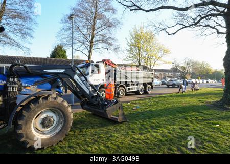 Vardon Way, Kings Norton, Birmingham, 8 avril 2025 : le conseil municipal de Birmingham a enlevé 10 tonnes de déchets après que des bennes à mouches illégales ont été prises en train de jeter leurs déchets pendant la nuit. Deux camions à benne basculante, plusieurs camions-bennes et un tracteur ont été utilisés pour déblayer la pile vers 6 heures du matin mardi matin, les gens se sont rendus à Vardon Way dans la région de Kings Norton à Birmingham lundi soir pour se débarrasser de leurs déchets. Les gens sont arrivés dans des voitures et à pied pour déverser leurs déchets après que le conseil municipal de Birmingham a libéré les emplacements de leurs centres mobiles de déchets ménagers et cet emplacement a été donné pour mardi 8th A. Banque D'Images