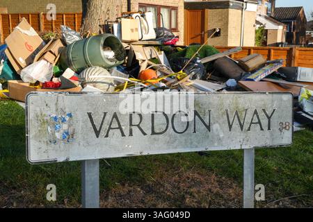 Vardon Way, Kings Norton, Birmingham, 8 avril 2025 : le conseil municipal de Birmingham a enlevé 10 tonnes de déchets après que des bennes à mouches illégales ont été prises en train de jeter leurs déchets pendant la nuit. Deux camions à benne basculante, plusieurs camions-bennes et un tracteur ont été utilisés pour déblayer la pile vers 6 heures du matin mardi matin, les gens se sont rendus à Vardon Way dans la région de Kings Norton à Birmingham lundi soir pour se débarrasser de leurs déchets. Les gens sont arrivés dans des voitures et à pied pour déverser leurs déchets après que le conseil municipal de Birmingham a libéré les emplacements de leurs centres mobiles de déchets ménagers et cet emplacement a été donné pour mardi 8th A. Banque D'Images