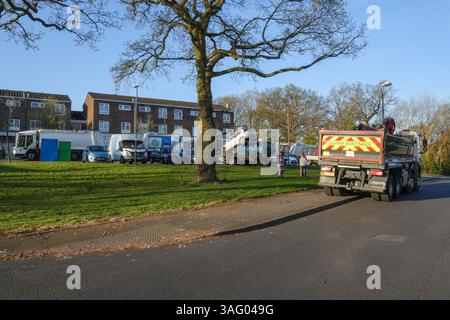 Vardon Way, Kings Norton, Birmingham, 8 avril 2025 : le conseil municipal de Birmingham a enlevé 10 tonnes de déchets après que des bennes à mouches illégales ont été prises en train de jeter leurs déchets pendant la nuit. Deux camions à benne basculante, plusieurs camions-bennes et un tracteur ont été utilisés pour déblayer la pile vers 6 heures du matin mardi matin, les gens se sont rendus à Vardon Way dans la région de Kings Norton à Birmingham lundi soir pour se débarrasser de leurs déchets. Les gens sont arrivés dans des voitures et à pied pour déverser leurs déchets après que le conseil municipal de Birmingham a libéré les emplacements de leurs centres mobiles de déchets ménagers et cet emplacement a été donné pour mardi 8th A. Banque D'Images