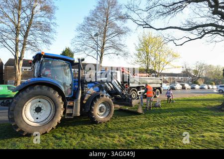 Vardon Way, Kings Norton, Birmingham, 8 avril 2025 : le conseil municipal de Birmingham a enlevé 10 tonnes de déchets après que des bennes à mouches illégales ont été prises en train de jeter leurs déchets pendant la nuit. Deux camions à benne basculante, plusieurs camions-bennes et un tracteur ont été utilisés pour déblayer la pile vers 6 heures du matin mardi matin, les gens se sont rendus à Vardon Way dans la région de Kings Norton à Birmingham lundi soir pour se débarrasser de leurs déchets. Les gens sont arrivés dans des voitures et à pied pour déverser leurs déchets après que le conseil municipal de Birmingham a libéré les emplacements de leurs centres mobiles de déchets ménagers et cet emplacement a été donné pour mardi 8th A. Banque D'Images