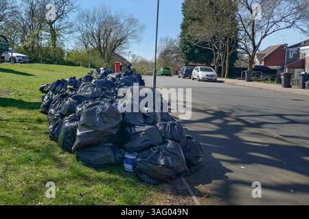 Vardon Way, Kings Norton, Birmingham, 8 avril 2025 : le conseil municipal de Birmingham a enlevé 10 tonnes de déchets après que des bennes à mouches illégales ont été prises en train de jeter leurs déchets pendant la nuit. Deux camions à benne basculante, plusieurs camions-bennes et un tracteur ont été utilisés pour déblayer la pile vers 6 heures du matin mardi matin, les gens se sont rendus à Vardon Way dans la région de Kings Norton à Birmingham lundi soir pour se débarrasser de leurs déchets. Les gens sont arrivés dans des voitures et à pied pour déverser leurs déchets après que le conseil municipal de Birmingham a libéré les emplacements de leurs centres mobiles de déchets ménagers et cet emplacement a été donné pour mardi 8th A. Banque D'Images