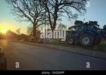 Vardon Way, Kings Norton, Birmingham, 8 avril 2025 : le conseil municipal de Birmingham a enlevé 10 tonnes de déchets après que des bennes à mouches illégales ont été prises en train de jeter leurs déchets pendant la nuit. Deux camions à benne basculante, plusieurs camions-bennes et un tracteur ont été utilisés pour déblayer la pile vers 6 heures du matin mardi matin, les gens se sont rendus à Vardon Way dans la région de Kings Norton à Birmingham lundi soir pour se débarrasser de leurs déchets. Les gens sont arrivés dans des voitures et à pied pour déverser leurs déchets après que le conseil municipal de Birmingham a libéré les emplacements de leurs centres mobiles de déchets ménagers et cet emplacement a été donné pour mardi 8th A. Banque D'Images