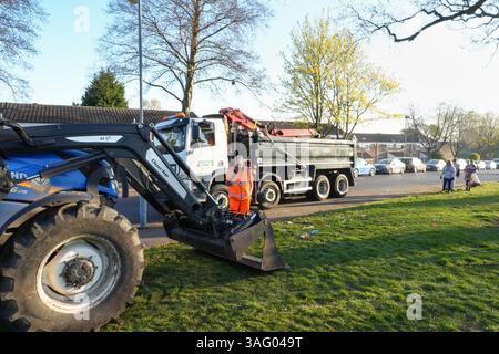 Vardon Way, Kings Norton, Birmingham, 8 avril 2025 : le conseil municipal de Birmingham a enlevé 10 tonnes de déchets après que des bennes à mouches illégales ont été prises en train de jeter leurs déchets pendant la nuit. Deux camions à benne basculante, plusieurs camions-bennes et un tracteur ont été utilisés pour déblayer la pile vers 6 heures du matin mardi matin, les gens se sont rendus à Vardon Way dans la région de Kings Norton à Birmingham lundi soir pour se débarrasser de leurs déchets. Les gens sont arrivés dans des voitures et à pied pour déverser leurs déchets après que le conseil municipal de Birmingham a libéré les emplacements de leurs centres mobiles de déchets ménagers et cet emplacement a été donné pour mardi 8th A. Banque D'Images
