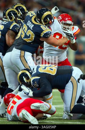 Aug. 19, 2012 - Louis, MO, USA - Kansas City Chiefs Nose Tackle Dontari Poe (92) est bloqué par le gardien Louis Rams Harvey Dahl (62) au deuxième quart-temps de l'action de pré-saison de la NFL le samedi 18 août 2012, au Edward Jones Dome à caractérisé Louis, Missouri. Les Rams ont battu les chefs, 31-17. (Crédit image : © David Eulitt/Kansas City Star/MCT/ZUMAPRESS.com) Banque D'Images