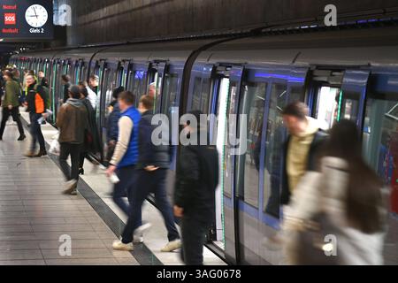 U-Bahnstation Messestadt -Ost,Linie U2,Endstation,Fahrgaeste,Messebesucher steigen aus einem Zug, Faszination bauma eroeffnet ihre Pforten vom 7.-13.April 2025 auf dem Messegelaende in Muenchen. *** Station de métro Messestadt Ost,line U2,terminus,passagers,visiteurs du salon descendre d'un train, Faszination Bauma ouvre ses portes à partir du 7 avril 13, 2025 au parc des expositions de Munich Banque D'Images