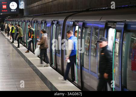 U-Bahnstation Messestadt -Ost,Linie U2,Endstation,Fahrgaeste,Messebesucher steigen aus einem Zug, Faszination bauma eroeffnet ihre Pforten vom 7.-13.April 2025 auf dem Messegelaende in Muenchen. *** Station de métro Messestadt Ost,line U2,terminus,passagers,visiteurs du salon descendre d'un train, Faszination Bauma ouvre ses portes à partir du 7 avril 13, 2025 au parc des expositions de Munich Banque D'Images