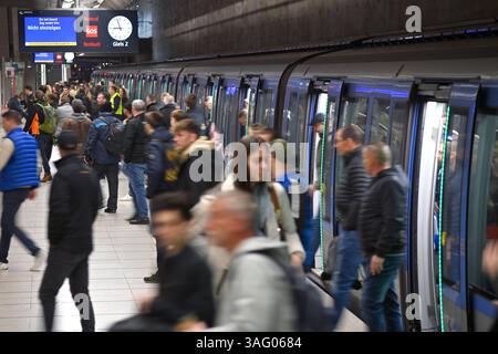 U-Bahnstation Messestadt -Ost,Linie U2,Endstation,Fahrgaeste,Messebesucher steigen aus einem Zug, Faszination bauma eroeffnet ihre Pforten vom 7.-13.April 2025 auf dem Messegelaende in Muenchen. *** Station de métro Messestadt Ost,line U2,terminus,passagers,visiteurs du salon descendre d'un train, Faszination Bauma ouvre ses portes à partir du 7 avril 13, 2025 au parc des expositions de Munich Banque D'Images