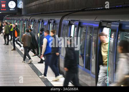 U-Bahnstation Messestadt -Ost,Linie U2,Endstation,Fahrgaeste,Messebesucher steigen aus einem Zug, Faszination bauma eroeffnet ihre Pforten vom 7.-13.April 2025 auf dem Messegelaende in Muenchen. *** Station de métro Messestadt Ost,line U2,terminus,passagers,visiteurs du salon descendre d'un train, Faszination Bauma ouvre ses portes à partir du 7 avril 13, 2025 au parc des expositions de Munich Banque D'Images
