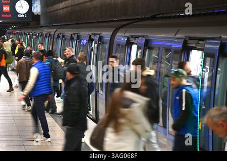 U-Bahnstation Messestadt -Ost,Linie U2,Endstation,Fahrgaeste,Messebesucher steigen aus einem Zug, Faszination bauma eroeffnet ihre Pforten vom 7.-13.April 2025 auf dem Messegelaende in Muenchen. *** Station de métro Messestadt Ost,line U2,terminus,passagers,visiteurs du salon descendre d'un train, Faszination Bauma ouvre ses portes à partir du 7 avril 13, 2025 au parc des expositions de Munich Banque D'Images