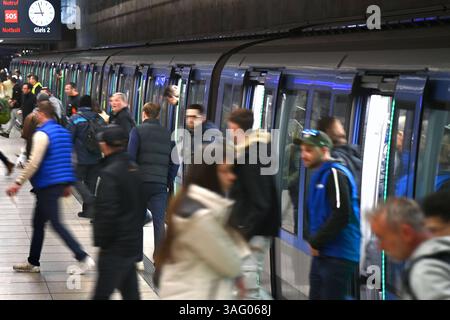 U-Bahnstation Messestadt -Ost,Linie U2,Endstation,Fahrgaeste,Messebesucher steigen aus einem Zug, Faszination bauma eroeffnet ihre Pforten vom 7.-13.April 2025 auf dem Messegelaende in Muenchen. *** Station de métro Messestadt Ost,line U2,terminus,passagers,visiteurs du salon descendre d'un train, Faszination Bauma ouvre ses portes à partir du 7 avril 13, 2025 au parc des expositions de Munich Banque D'Images