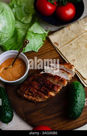 la viande de poulet frit repose sur une assiette, avant de cuisiner le shawarma maison Banque D'Images