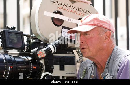 FILE - le réalisateur britannique TONY SCOTT (21 juin 1944 C 19 août 2012) est décédé après avoir sauté à sa mort d'un pont de Los Angeles, ont déclaré les autorités. L’homme de 68 ans est mort après avoir sauté à 200 pieds du pont Vincent Thomas à midi dimanche. Parmi ses films figurent Top Gun, Beverly Hills COP II, True Romance et Crimson Tide. PHOTO : DATE DE SORTIE : 22 NOVEMBRE 2006. TITRE DU FILM : Deja vu. STUDIO : photos de touchstone. INTRIGUE : un agent de l'ATF voyage dans le temps pour sauver une femme d'être assassinée, tombant amoureux d'elle pendant le processus. PHOTO : le réalisateur TONY SCOTT filme sur le plateau. (Credi Banque D'Images