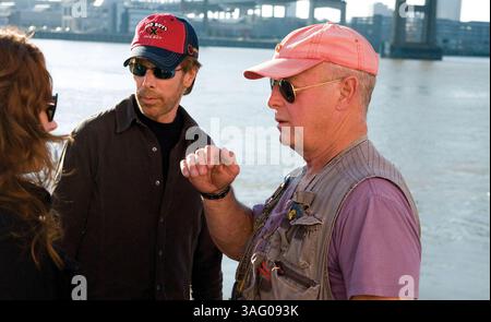 FILE - le réalisateur britannique TONY SCOTT (21 juin 1944 C 19 août 2012) est décédé après avoir sauté à sa mort d'un pont de Los Angeles, ont déclaré les autorités. L’homme de 68 ans est mort après avoir sauté à 200 pieds du pont Vincent Thomas à midi dimanche. Parmi ses films figurent Top Gun, Beverly Hills COP II, True Romance et Crimson Tide. PHOTO : DATE DE SORTIE : 22 NOVEMBRE 2006. TITRE DU FILM : Deja vu. STUDIO : photos de touchstone. INTRIGUE : un agent de l'ATF voyage dans le temps pour sauver une femme d'être assassinée, tombant amoureux d'elle pendant le processus. SUR LA PHOTO : producteur JERRY BRUCKHEIMER et réalisateur TONY Banque D'Images