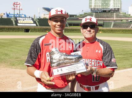 18 août 2012 - Chicago, Illinois, U. S - Jan HERNANDEZ, star de la préparation du baseball, reçoit un prix MVP au Under Armour All-American Baseball Game 2012, qui se tient au Wrigley Field. (Crédit image : © TriplePlayNewMedia/ZUMAPRESS.com) Banque D'Images