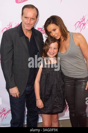 21 août 2012 - Los Angeles, Californie, États-Unis - CLARK GREGG, JENNIFER GREY et STELLA GREGG lors du 25e anniversaire de la « Dirty Dancing » de Lionsgate au Grauman's Chinese Theatre à Hollywood (crédit image : © Glenn Weiner/ZUMAPRESS.com) Banque D'Images
