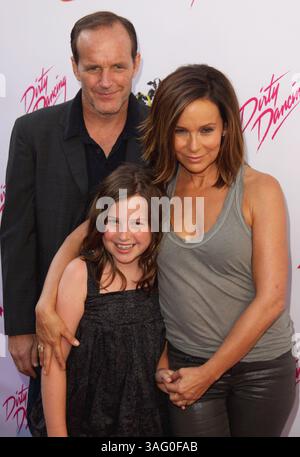 21 août 2012 - Los Angeles, Californie, États-Unis - CLARK GREGG, JENNIFER GREY et STELLA GREGG lors du 25e anniversaire de la « Dirty Dancing » de Lionsgate au Grauman's Chinese Theatre à Hollywood (crédit image : © Glenn Weiner/ZUMAPRESS.com) Banque D'Images