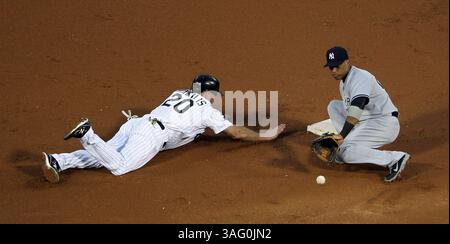 22 août 2012 - Chicago, il, États-Unis - Kevin Youkilis (20 ans) des White Sox de Chicago revient en deuxième position alors que le Robinson Cano des Yankees de New York attend une tentative de départ en première manche au US Cellular Field à Chicago, Illinois, le mercredi 22 août 2012. (Crédit image : © Scott Strazzante/Chicago Tribune/MCT/ZUMAPRESS.com) Banque D'Images
