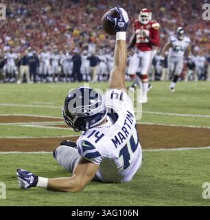 25 août 2012 - Kansas City, Missouri, États-Unis - le receveur des Seahawks de Seattle, CHARLY MARTIN (14 ans), célèbre son touchdown de deuxième quart-temps contre les Chiefs de Kansas City dans une action de pré-saison de la NFL au stade Arrowhead. Les Seahawks ont battu les Chiefs 44-14. (Crédit image : © John Sleezer/Kansas City Star/MCT/ZUMAPRESS.com) Banque D'Images