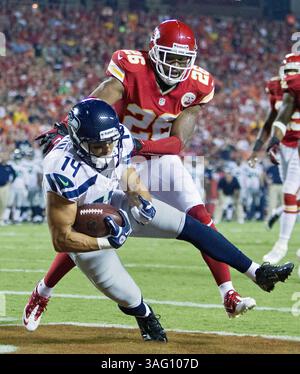 25 août 2012 - Kansas City, MO, USA - le receveur large des Seattle Seahawks Charly Martin (14) passe dans une passe de touchdown devant l'arrière défensif des Kansas City Chiefs Stanford Routt (26) dans le deuxième quart-temps de l'action de pré-saison de la NFL au stade Arrowhead de Kansas City, Missouri, le vendredi 24 août 2012. (Crédit image : © John Sleezer/Kansas City Star/MCT/ZUMAPRESS.com) Banque D'Images