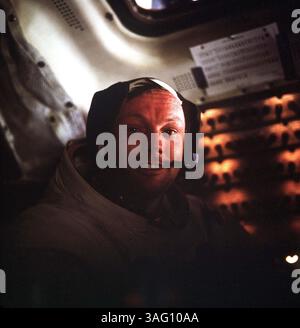 18 juillet 1969 - Cape Canaveral, FL, États-Unis - L'astronaute Neil Armstrong, commandant d'Apollo 11 et première personne à marcher sur la lune, est décédé samedi 25 août 2012. Il avait 82 ans. Dans cette photo de fichier, Armstrong est montré à l'intérieur du module lunaire alors qu'il repose sur la surface lunaire après la fin de son passage historique au lune. (Crédit image : © NASA/MCT/MCT/ZUMAPRESS.com) Banque D'Images