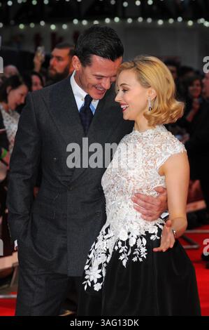 Luke Evans et Sarah Gadon assistent à la première du film Dracula Untold à l'Odéon, Leicester Square dans le West End de Londres Banque D'Images