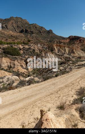 Beau paysage avec chemin de terre de gravier sinueux, Costa Blanca , Alicante, Espagne - photo stock Banque D'Images