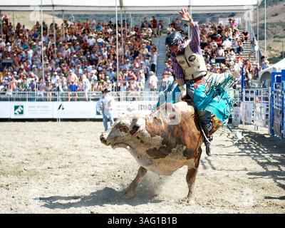26 août 2012 - San Juan Capistrano, Californie, États-Unis - le coureur de taureau Brett Stall de Detroit Lakes, MN rides Hop Along de Big Bend/Flying 5 Rodeo Co. au Rancho Mission Viejo Rodeo à San Juan Capistrano, CA. (Crédit image : © Matt Cohen/ZUMAPRESS.com) Banque D'Images