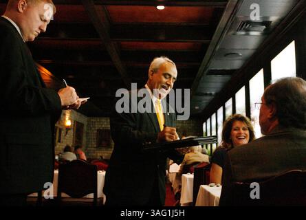 TP 270899 ZUPP Longwork 2.Caption : (07/19/2007 Tampa) Jamal Hussamy (cq-centre) prend les commandes de Mary Lehman (cq-seconde à droite) et Dr Irvine Mason (cq-droite) tous deux de Jupiter à Bern's Steak House. Le garçon stagiaire C.J. Ash (cq-Left) prend également la commande. Ash travaille au restaurant depuis un peu moins de deux ans, contre 35 ans pour Hussamy. (Crédit image : St Petersburg Times/ZUMAPRESS.com) Banque D'Images