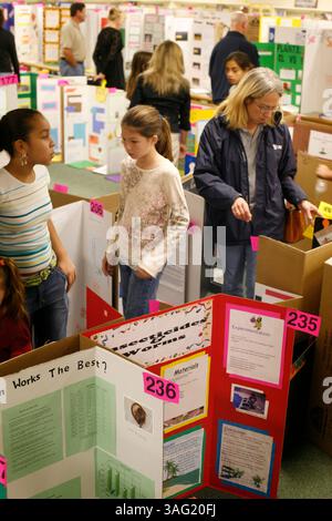 LÉGENDE : (12/06/2007, Land O'Lakes) 1 de 4.Ashley Vandover, 11 ans, 6e année, au centre, et sa mère Alice Vandover, 45 ans, à droite, regardez les projets de foire scientifique à la ''Snow Day'' de Charles Rushe Middle School. La foire scientifique comprenait le projet d'Ashley sur les matériaux conduisant l'électricité. L'après-école comprenait même des activités éducatives, des cônes de neige et des activités de foire scientifique sur l'affichage, le 12/06/2007. . (Crédit image : St Petersburg Times/ZUMAPRESS.com) Banque D'Images
