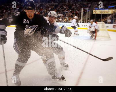 2- LÉGENDE : (TAMPA 01/22/08).Tampa Bay Lightning Andreas Karlsson (24) batailles pour la rondelle contre Edmonton Oilers Robert Nilsson (12) lors de la première période d'action au Forum Pete Times à Tampa mardi soir (Credit image : St Petersburg Times/ZUMAPRESS.com) Banque D'Images