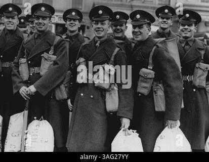 Coldstream Guards allant à Tripoli - tous sourires - comme des hommes de la 3rd. Bataillon, Coldstream Guards se préparent à quitter Wellington Barracks ici pour la première étape de leur voyage à Tripoli, en Afrique du Nord, où ils doivent soulager le 1er. Bataillon qui est là depuis juin 1948. Le 1er. Le bataillon et ses familles devraient rentrer à la maison pour Noël. Le 3rd. Bataillon ira en train à la 3rd. Le bataillon se rendra en train à Liverpool, et de là en bateau en Afrique du Nord. 15 novembre 1950. Banque D'Images