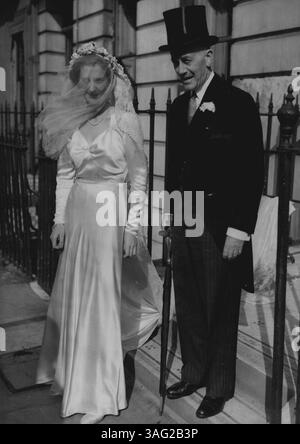 Sir Alexander donne sa fille à Sir Alexander Cadogan, représentant britannique des nations unies, photographiée avec sa fille Gillian comme la gauche de leur maison à Cadogan place, Londres pour son mariage à M. Patrick Crichton à St. Peter's Churgh, rue Vere, aujourd'hui, 1 octobre. Sir Alexander est venu à Londres pour la cérémonie de service officiel à Paris. 01 octobre 1948. (Photo par photo de presse associée) Banque D'Images