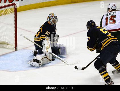 NHL-Buffalo Sabres vs Minnesota Wild, mer., 24 mars 2012 le gardien des Sabres de Buffalo Ryan Miller (30) a le dos glissé entre ses jambes sur un tir de l'aile droite du Minnesota Wild Dany Heatley (15) alors que le défenseur des Sabres de Buffalo Tyler Myers (57) entre dans la pièce pour aider pendant l'action dans la deuxième période entre les Sabres de Buffalo vs Minnesota Wild du First Niagara Center, Buffalo, Buffalo , New York, 7 mars 2012.(Credit image : © Nick Loverde Media/ZUMAPRESS.com) Banque D'Images