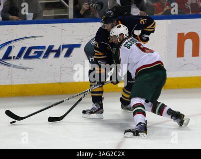 NHL-Buffalo Sabres vs Minnesota Wild, mer., 24 mars 2012 le défenseur du Minnesota Wild Marco Scandella (6) se bat contre l'aile droite des Sabres de Buffalo Drew Stafford (21) pendant la deuxième période entre les Sabres de Buffalo vs Minnesota Wild du First Niagara Center, Buffalo (New York), le 7 mars 2012.(Credit image : © Nick Loverde/Cal Sport Media/ZUMAPRESS.com) Banque D'Images