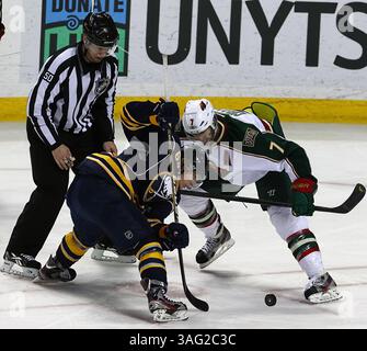 NHL-Buffalo Sabres vs Minnesota Wild, mer., 24 mars 2012 Linesman Scott Cherrey (50) regarde Buffalo Sabres aile gauche Tyler Ennis (63) se battre avec le Minnesota Wild Center Matt Cullen (7) lors d'un affrontement pendant l'action dans la deuxième période entre les Buffalo Sabres vs Minnesota Wild du First Niagara Center, Buffalo, New York, le 7 mars 2012.(Credit image : © Nick Loverde/Cal Sport Media/ZUMAPRESS.com) Banque D'Images