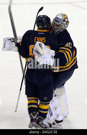 Les Sabres de Buffalo de la LNH vs Minnesota Wild, mer., 24 mars 2012 L'aile gauche des Sabres de Buffalo Tyler Ennis (63) et le gardien Ryan Miller (30) célèbrent la 3-1 victoire des Sabres de Buffalo sur le Wild du Minnesota avec un câlin après une action de troisième période entre les Sabres de Buffalo vs Minnesota Wild du First Niagara Center, Buffalo, New York, le 7 mars 2012.(image crédit : © Nick Loverde/Cal Sport Media/ZUMAPRESS.com) Banque D'Images