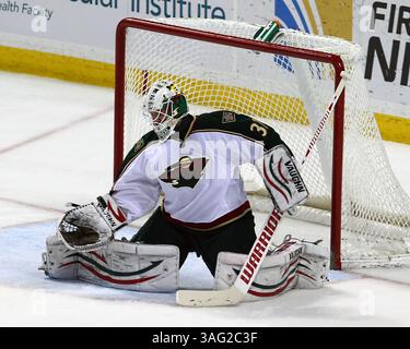 NHL-Buffalo Sabres vs Minnesota Wild, mer., 24 mars 2012 Josh Harding (37), gardien de but du Minnesota Wild, fait un saut de gants pendant la deuxième période entre les Buffalo Sabres vs Minnesota Wild du First Niagara Center, Buffalo (New York), 7 mars 2012.(crédit image : © Nick Loverde/Cal Sport Media/ZUMAPRESS.com) Banque D'Images