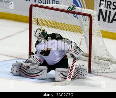 NHL-Buffalo Sabres vs Minnesota Wild, mer., 24 mars 2012 le gardien Josh Harding (37 ans) fait une sauvegarde clé pendant l'action dans la deuxième période entre les Buffalo Sabres vs Minnesota Wild du First Niagara Center, Buffalo, New York, le 7 mars 2012. Buffalo a gagné 3-1 et a pris la 8e place dans la division est avec la victoire. (Crédit image : © Nick Loverde/Cal Sport Media/ZUMAPRESS.com) Banque D'Images