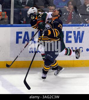 NHL-Buffalo Sabres vs Minnesota Wild, mer., 24 mars 2012 L'aile droite des Sabres de Buffalo Jason Pominville (29 ans) a la tête cassée d'un coude raide lancé par le défenseur Wild du Minnesota Kurtis Foster (20 ans) lors de l'action dans la troisième période entre les Sabres de Buffalo vs Minnesota Wild du First Niagara Center, Buffalo, New York, 7 mars 2012.(Credit image : © Nick Loverde Cal Sport Media/ZUMAPRESS.com) Banque D'Images