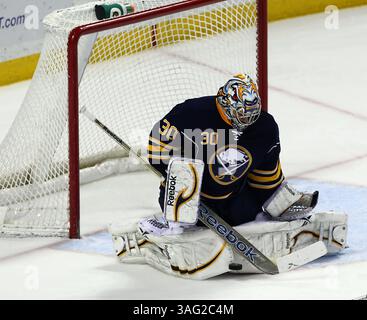 LNH-Buffalo Sabres vs Minnesota Wild, mer., 24 mars 2012 le gardien des Sabres de Buffalo Ryan Miller (30) fait un saut en « papillon » pendant l'action dans la deuxième période entre les Sabres de Buffalo vs Minnesota Wild du First Niagara Center, Buffalo, New York, 7 mars 2012.(image crédit : © Nick Loverde/Cal Sport Media/ZUMAPRESS.com) Banque D'Images